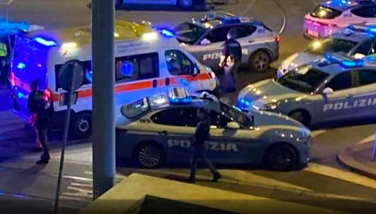 Il poliziotto accoltellato alla stazione Milano Lambrate si è svegliato, ma è grave: cos'è successo sui binari