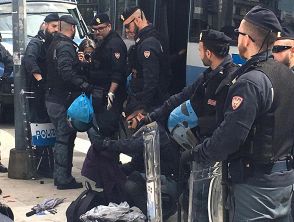 Poliziotto spara a un uomo alla stazione Centrale di Milano: voleva colpirlo con un pezzo di marmo, è grave