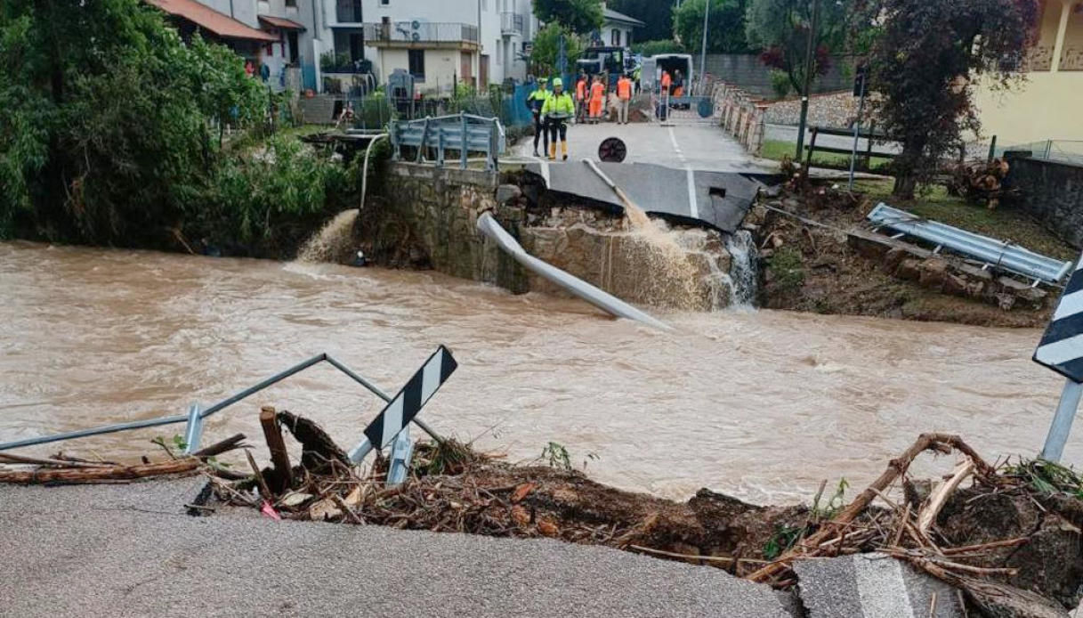 Maltempo in Veneto dove la pioggia ha fatto crollare ponti e allagato strade: immagini dell