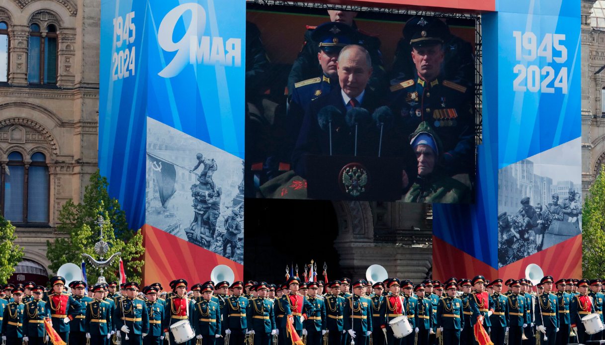 Putin parla di armi nucleari alla parata in Russia