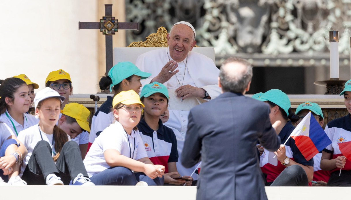 Roberto Benigni show Papa Francesco Giornata mondiale dei bambini