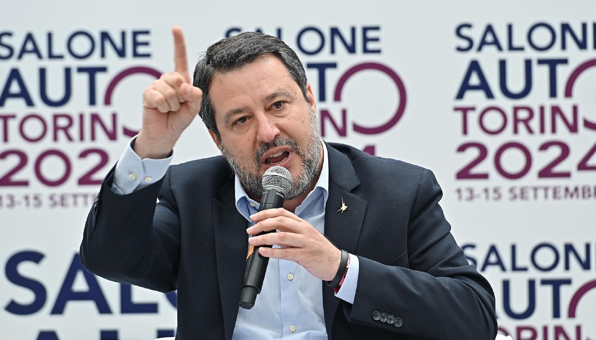 Militanti della Lega aggrediti a bastonate a Rivoli: ira di Matteo Salvini, "è gravissimo, sono preoccupato"