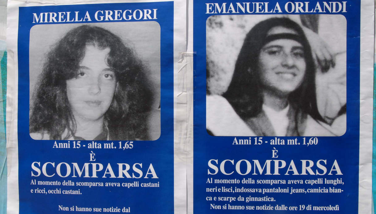 Manifesti per ricordare la scomparsa di Scomparsa Mirella Gregorio ed Emanuela Orlandi