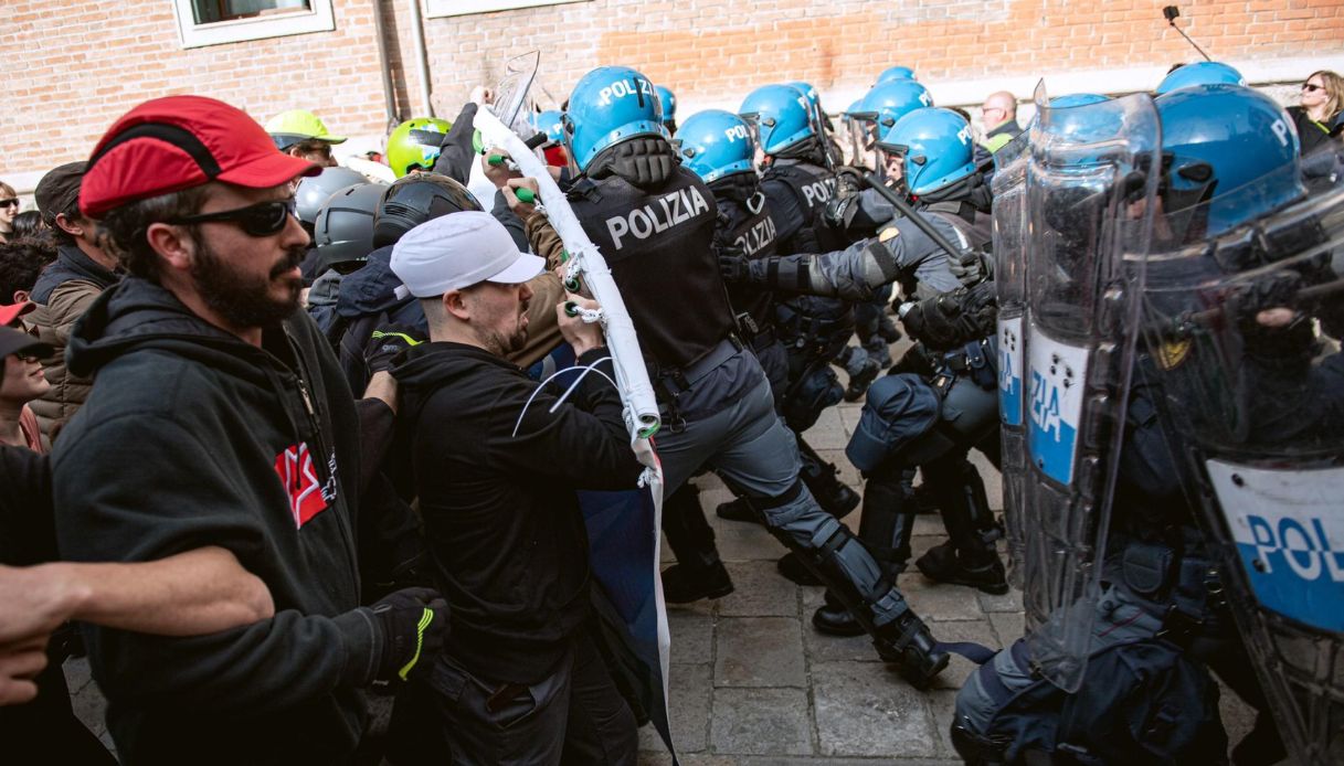 Carlo Nordio apre il G7 Giustizia a Venezia fra le tensioni: il video degli scontri fra polizia e manifestanti