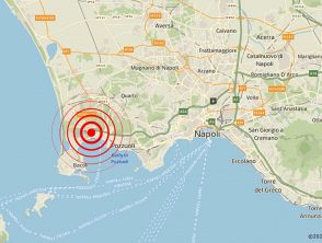 Scosse di terremoto ai Campi Flegrei vicino Napoli, la più forte di magnitudo 3.7: continua lo sciame sismico