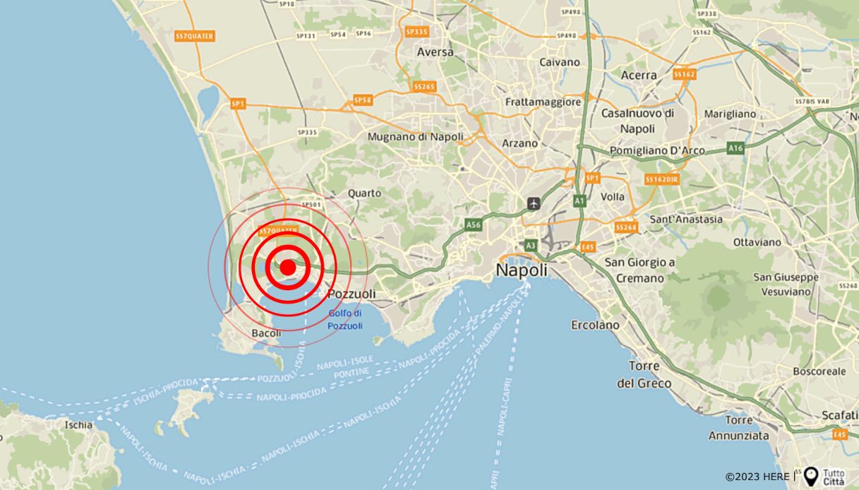 Scosse di terremoto nei Campi Flegrei a Napoli, la più forte di magnitudo 3.2: sciame sismico, gente in strada