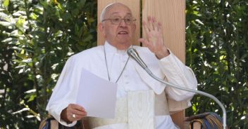 scuse-papa-francesco-vescovi-seminaristi-gay-frociaggine