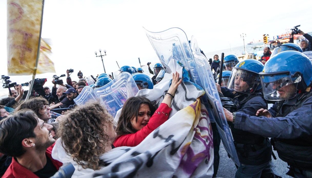 Polizia carica manifestanti in corteo a Roma contro gli Stati generali della Natalità: studenti feriti