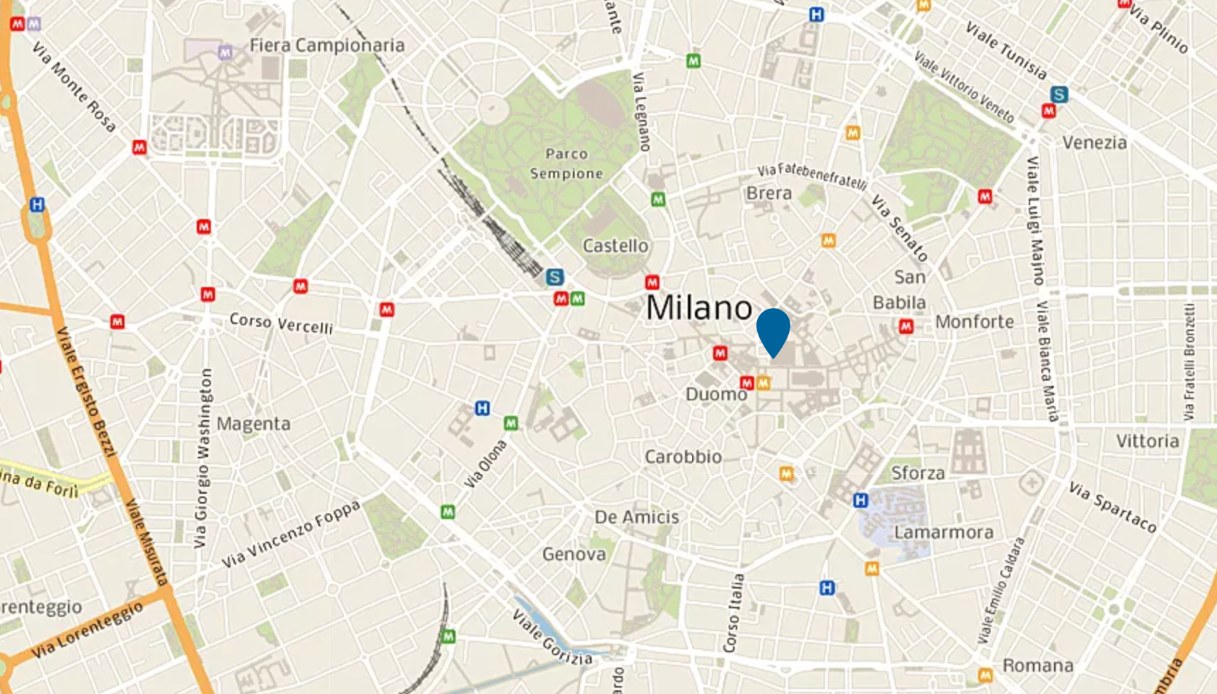 uomo piazza Duomo Milano coma scale mappa