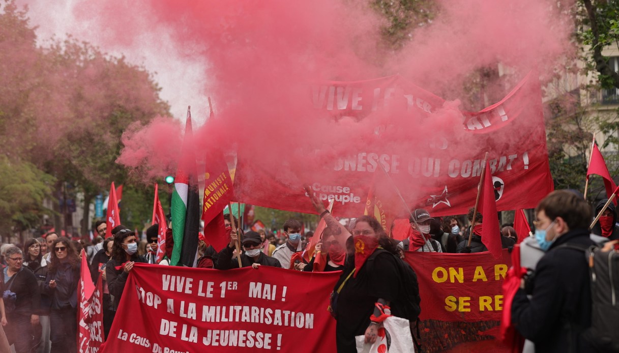 Il video degli scontri al corteo del Primo Maggio a Parigi