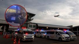 Il video choc della turbolenza sul volo Londra-Singapore girato dai passeggeri: le urla e il caos in cabina