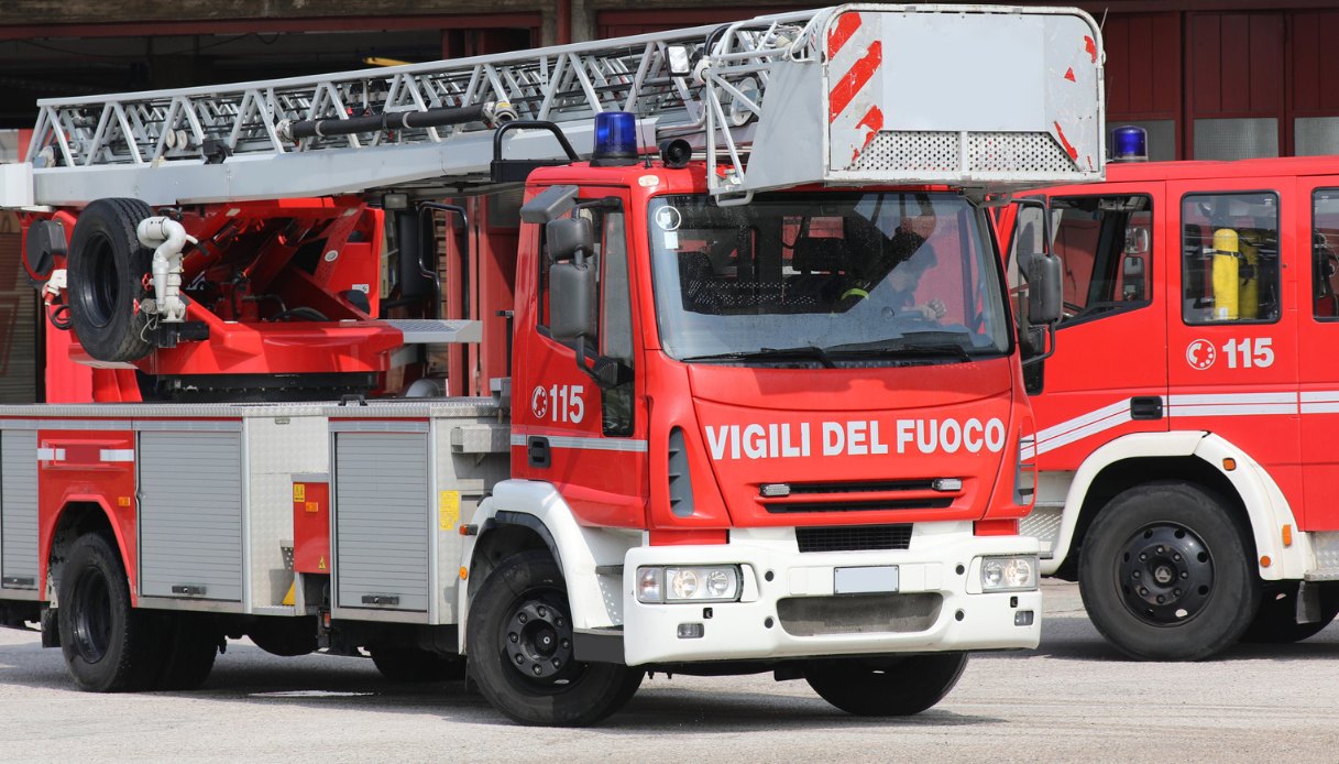 Incendio in via Rubens a Milano: automobile elettrica prende fuoco dopo aver urtato un sampietrino