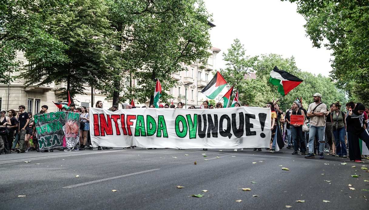 Manifestanti del corteo Pro Palestina a Torino irrompono nella stazione di Porta Nuova e bloccano il traffico ferroviario
