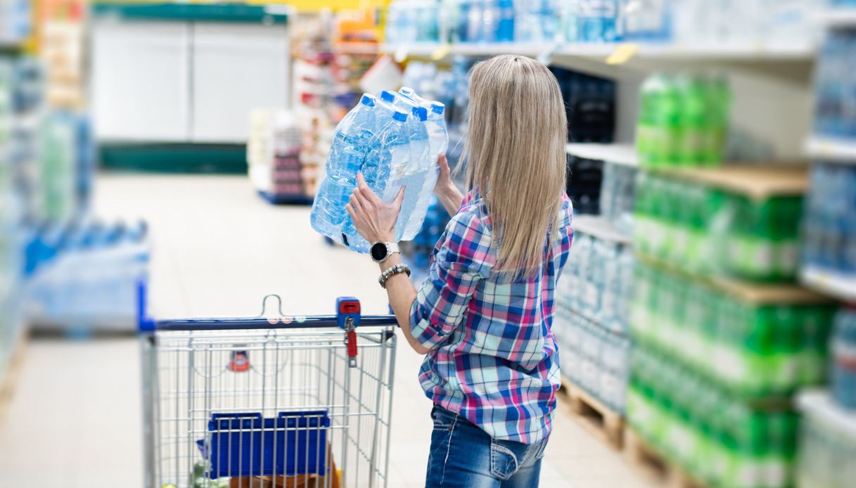 Acqua Fiuggi ritirata dai supermercati per corpi estranei in una bottiglia: qual è il lotto richiamato