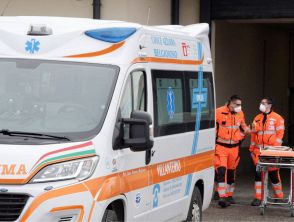 Controsoffitto crolla all'interno dell'ospedale Rizzoli di Ischia, paura e un ferito nella caduta dei pannelli