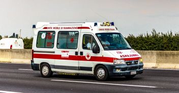 ambulanza-autostradamorto-incidente-autostrada-a14-faenza-schianto-cartello