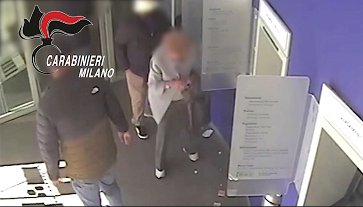 Anziani derubati allo sportello Bancomat di Rho, a Milano: dieci persone di origine sudamericana sono state arrestate per truffa