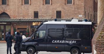 arrabbiato-mondo-biella-danneggia-100-auto-2