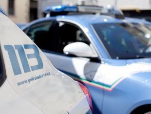 Uomo accoltella moglie e figlio a Monza, sono in gravi condizioni dopo la fuga insanguinati da casa: arrestato