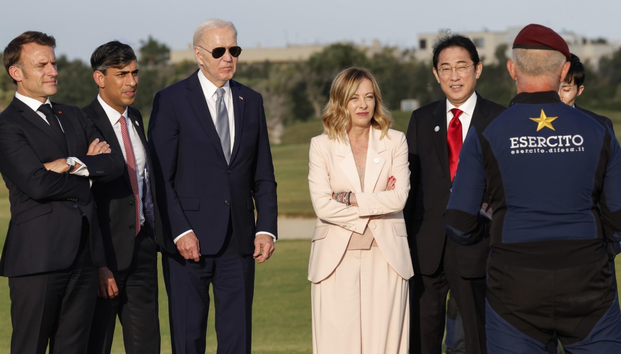 Joe Biden al G7 è un caso, dal video che lo vede vagare alla rigidità: gli Usa si interrogano sulla sua salute