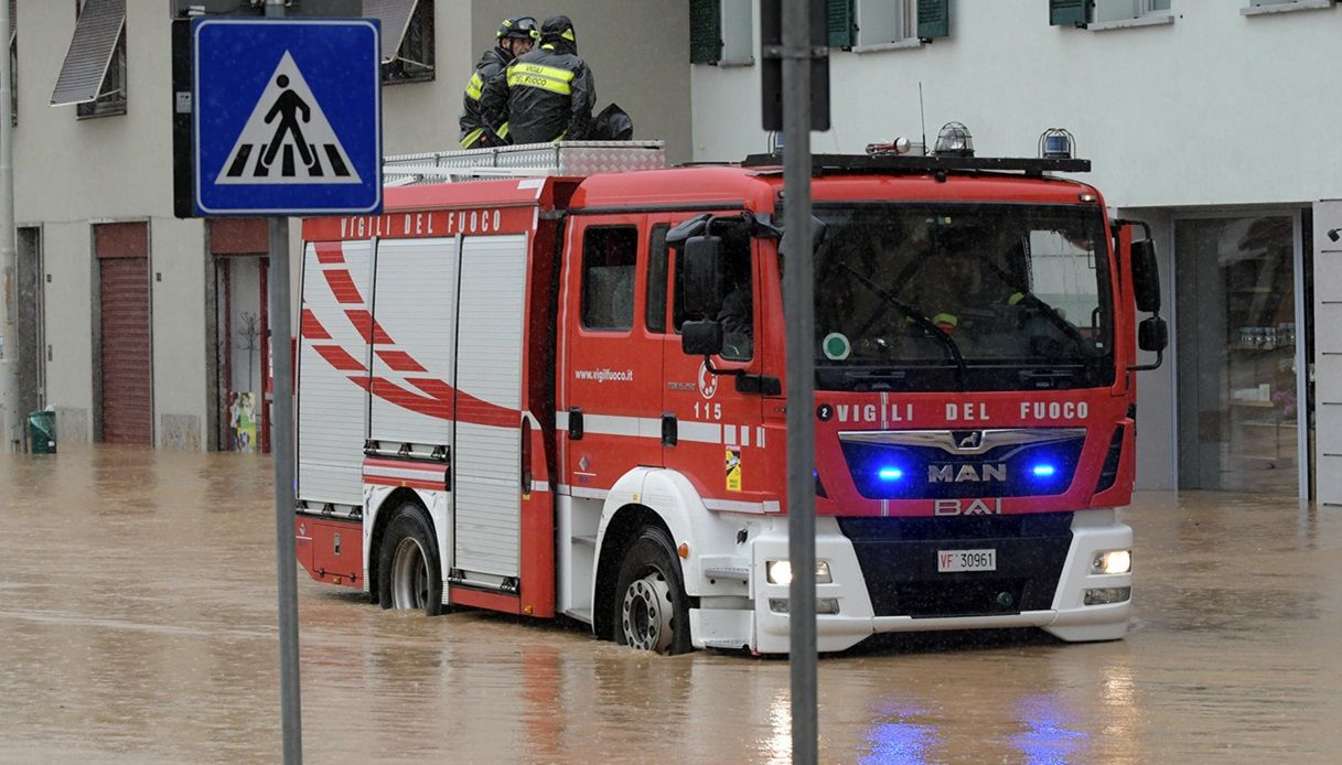 De isolerade människorna räddades av brandmän