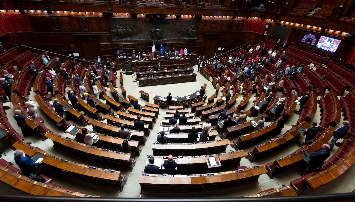 M5s attacca Silvio Berlusconi durante commemorazione alla Camera, Forza Italia lascia l'aula per protesta