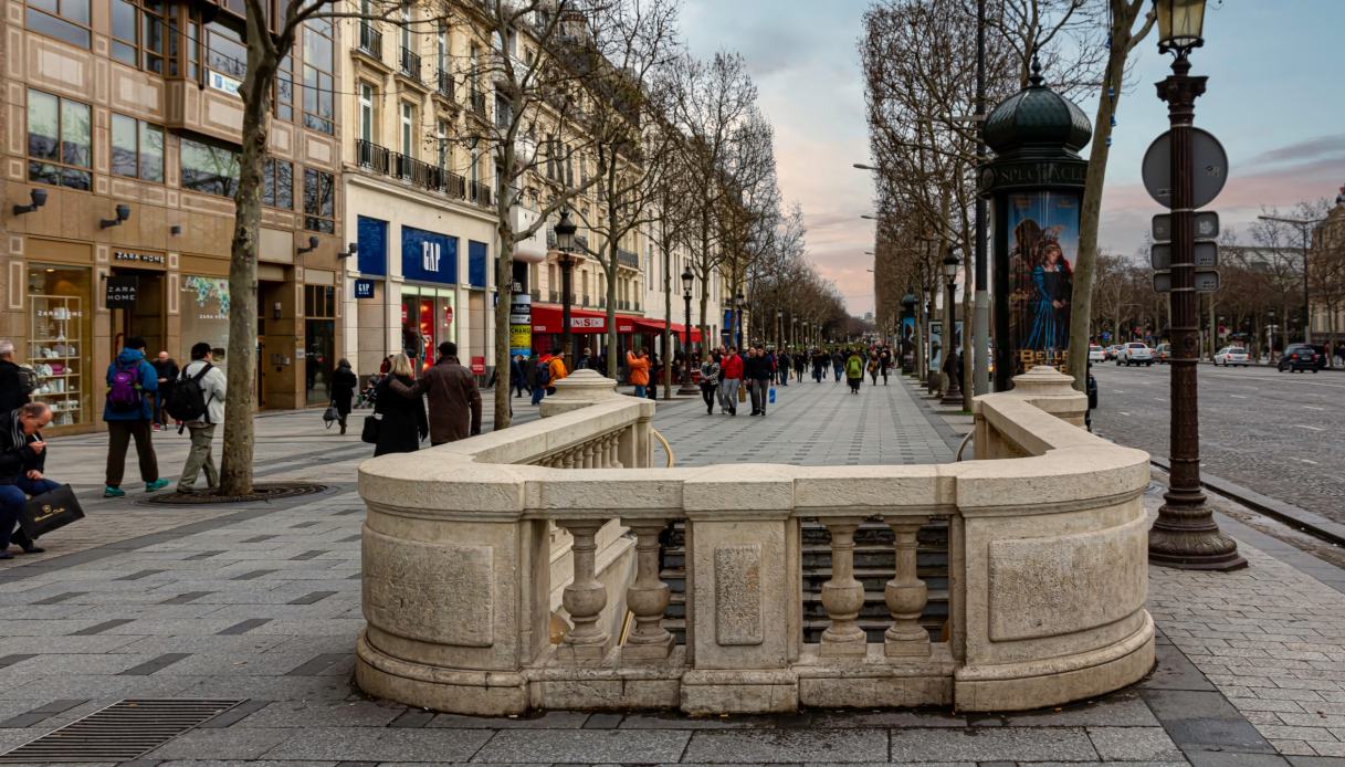 rapina Chanel Champs Elysées Parigi ladri