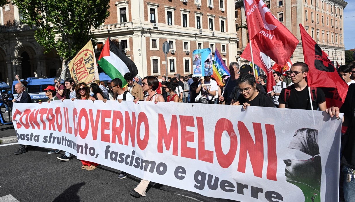Scontri tra manifestanti e polizia al corteo contro il governo e pro Palestina a Roma: usati i lacrimogeni