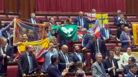 Differentierad autonomi är lagen, video av Po Valley-flaggor som viftas i kammaren av Lega-representanter