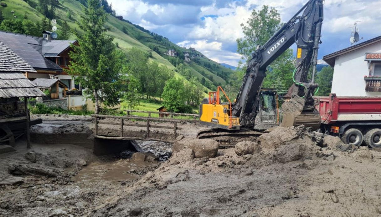 Frana in Val Badia in Alto Adige, evacuate 56 case: video del torrente Seres, 146 persone minacciate dal fango