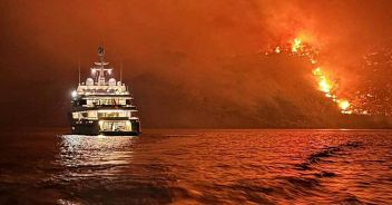 fuochi-artificio-yacht-incendio-isola-grecia-1