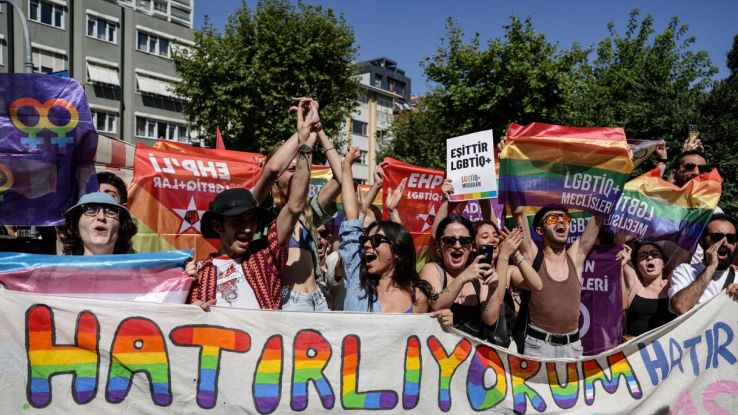 Almeno 15 arresti alla marcia del Gay Pride di Istanbul. La Turchia