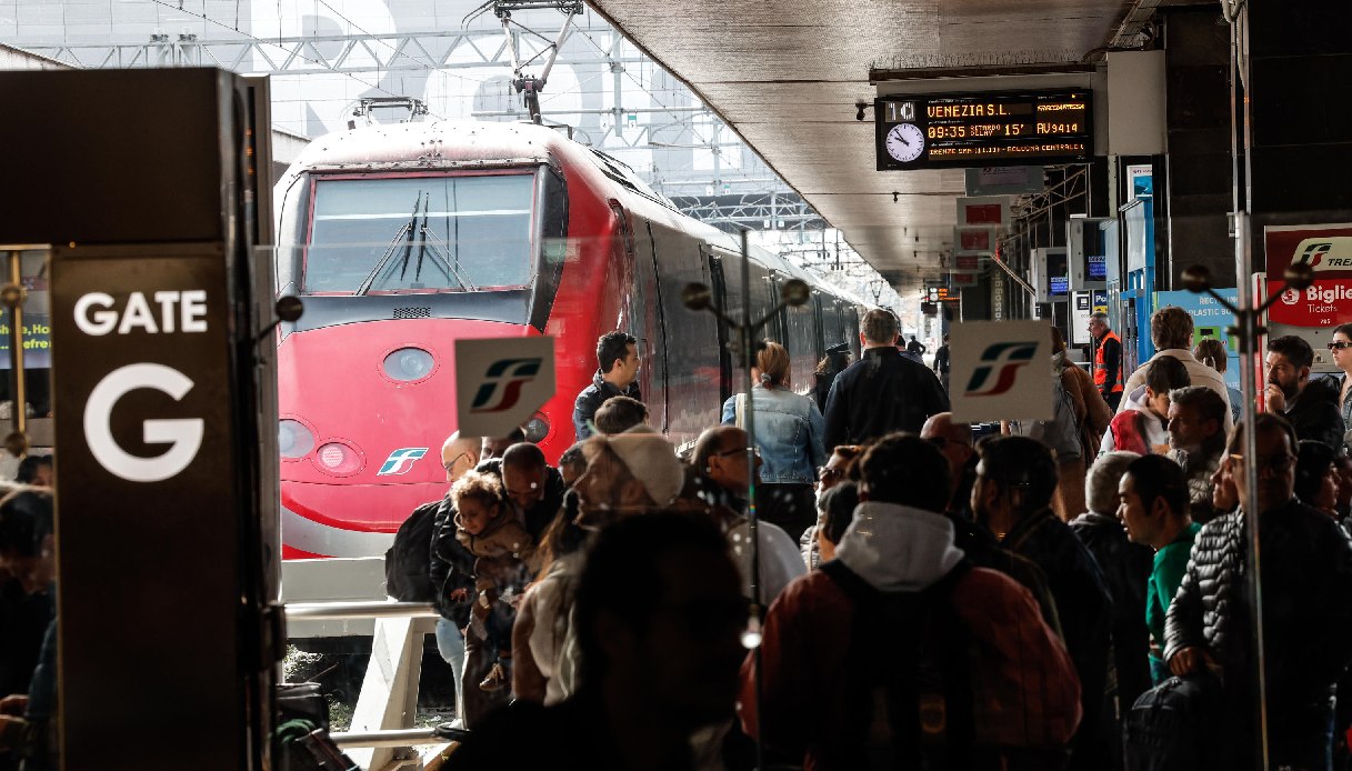 Guasto alla rete elettrica alla stazione Termini a Roma e caos, treni cancellati o in ritardo