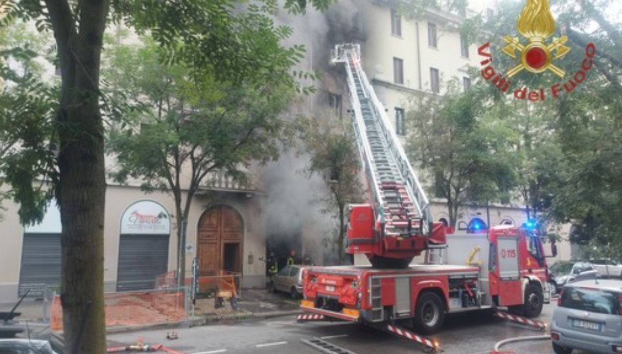 Devastante incendio a Milano in un