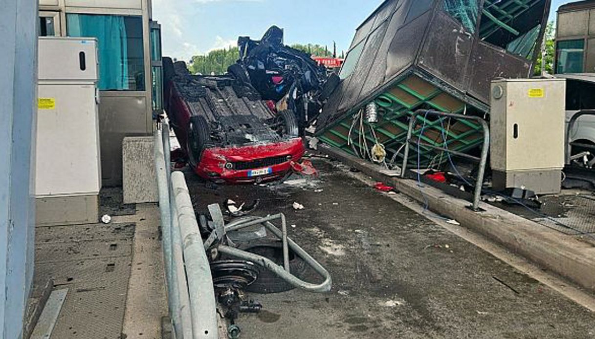 Incidente In A A Rosignano Marittimo Con Morti E Feriti Le Foto Dell Auto Che Ha Travolto