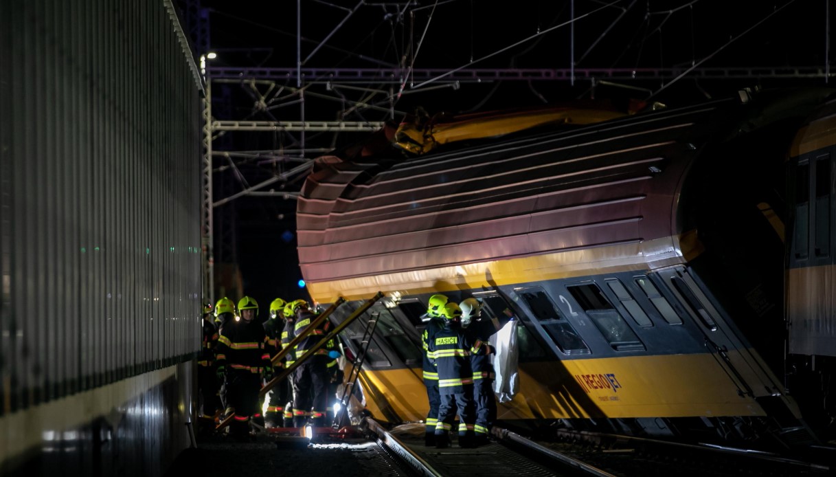 Incidente ferroviario in Repubblica Ceca, morti e feriti nello scontro tra treno merci e treno passeggeri