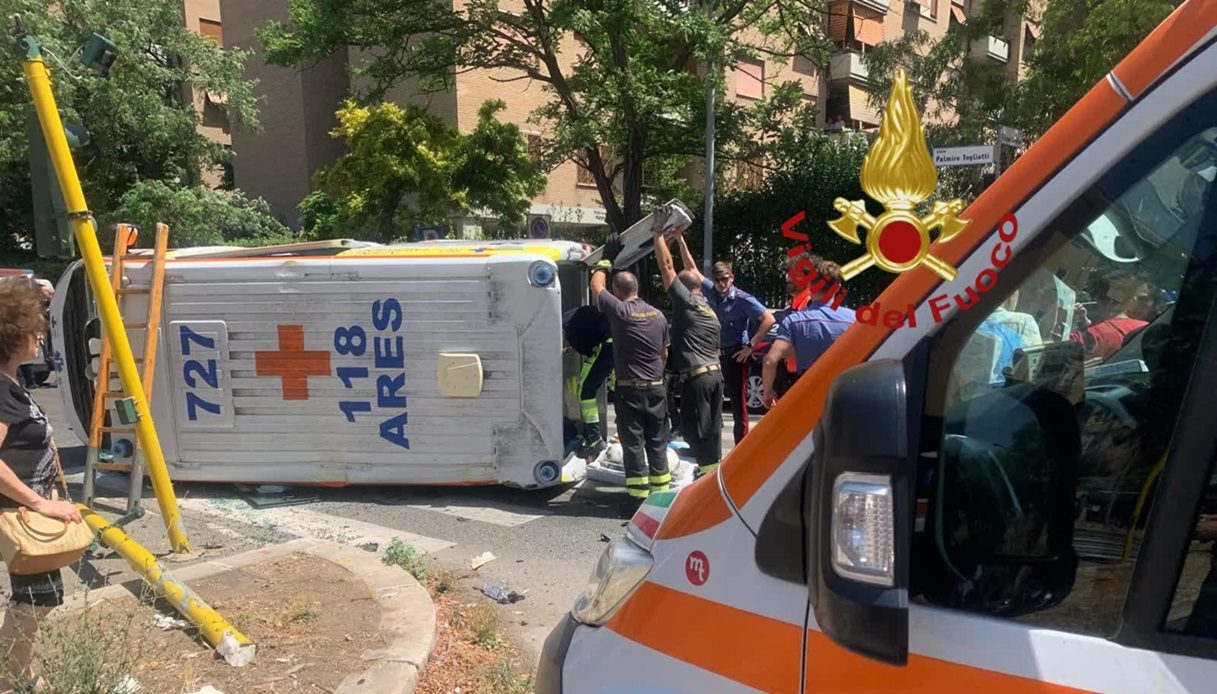 Incidente tra ambulanza e auto a Roma con il mezzo dei soccorsi che si è ribaltato dopo lo scontro