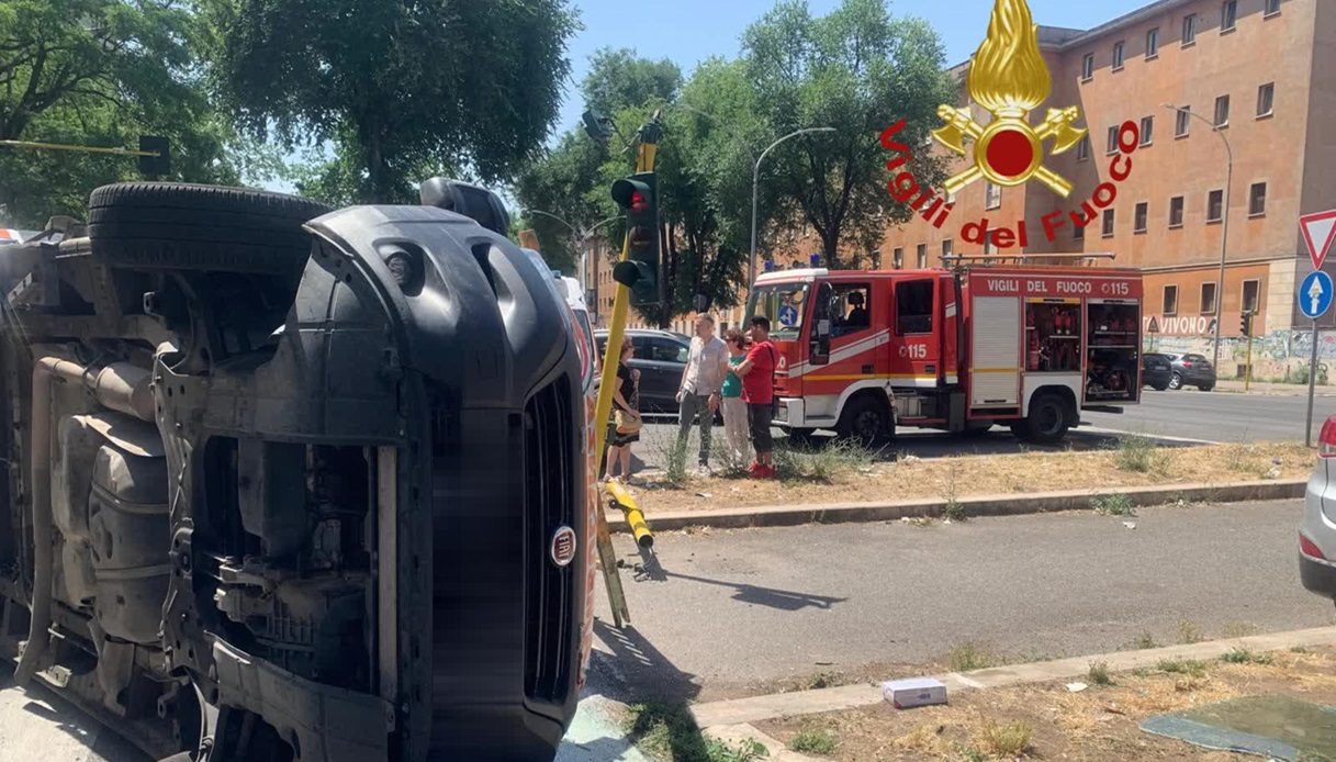 A Roma si è verificato un incidente tra una vettura e un'ambulanza: il mezzo dei soccorsi si è ribaltato in strada
