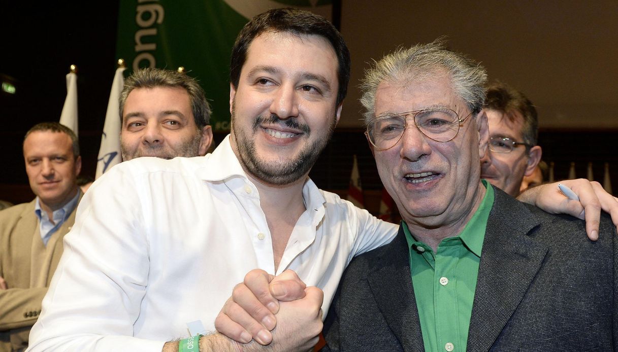 Salvini Bossi stretta di mano