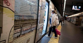 metro-a-roma-treno-fumo-scintille-stazione-flaminio-passeggeri