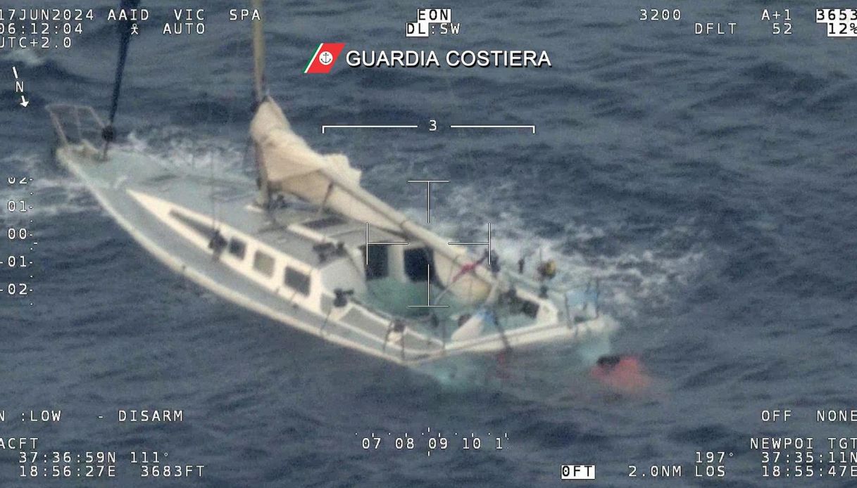 Naufragio di migranti al largo della Calabria, barca si ribalta: morti e dispersi, il racconto dei superstiti