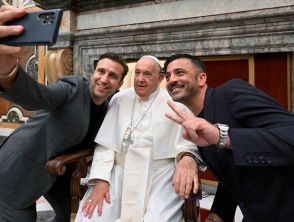 Papa Francesco in udienza con i comici di tutto il mondo apre all'ironia: 