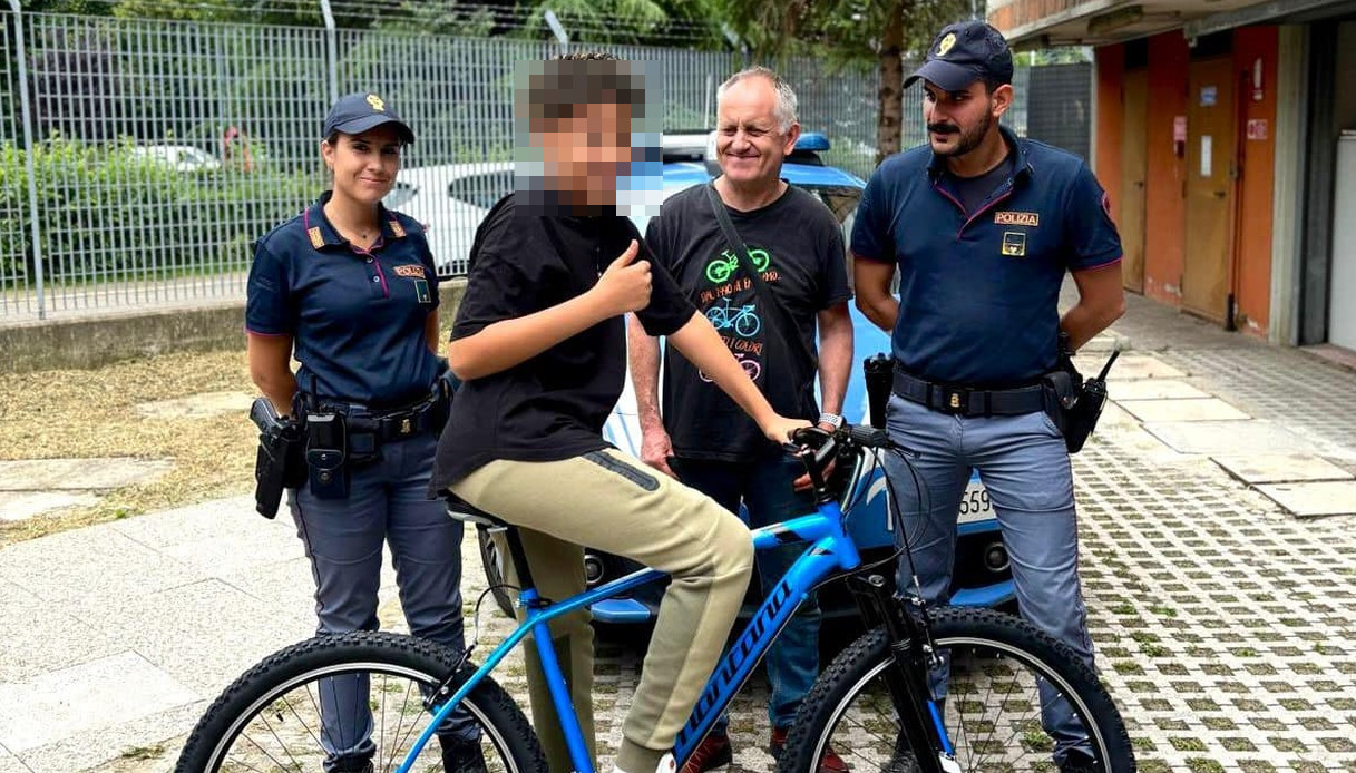Bici rubata al figlio di due disabili, aveva messo da parte 1 euro al giorno per averla: polizia la ricompra
