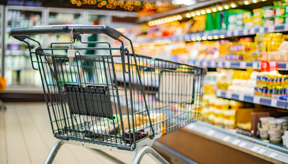 Salsiccia ritirata dai supermercati per presenza di Salmonella: qual è la marca, quali sono i lotti richiamati