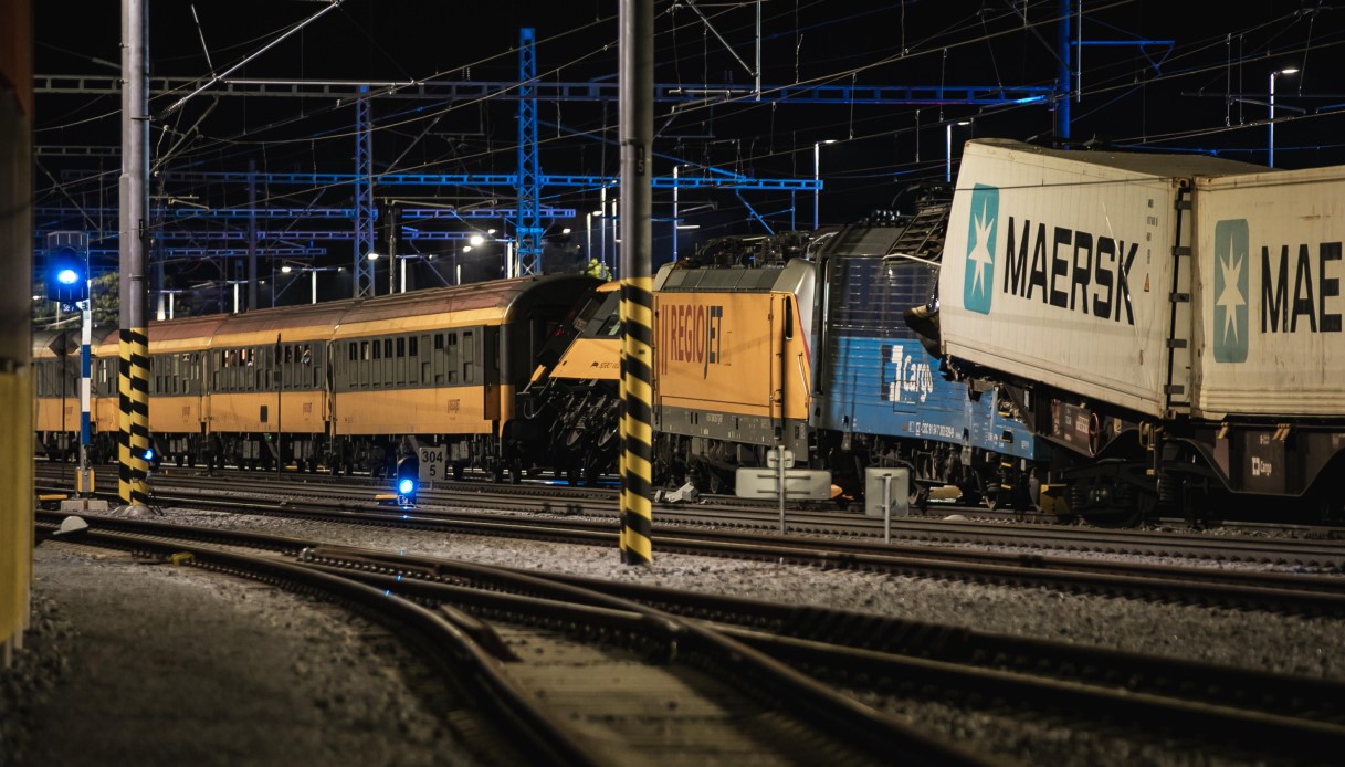 Almeno 4 morti nell'incidente ferroviario in Repubblica Ceca, scontro tra due treni: le immagini del disastro