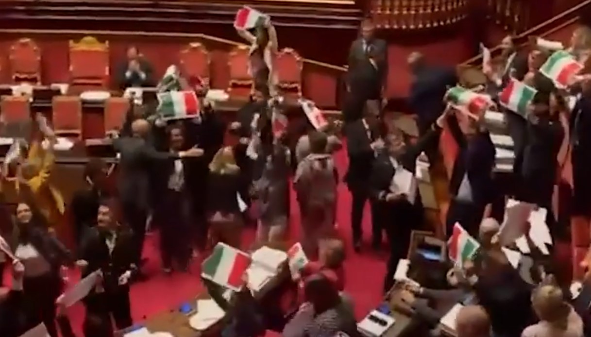 Opposizione sventola tricolore in Senato, sospesa la seduta sul Premierato: bagarre e urla anche alla Camera