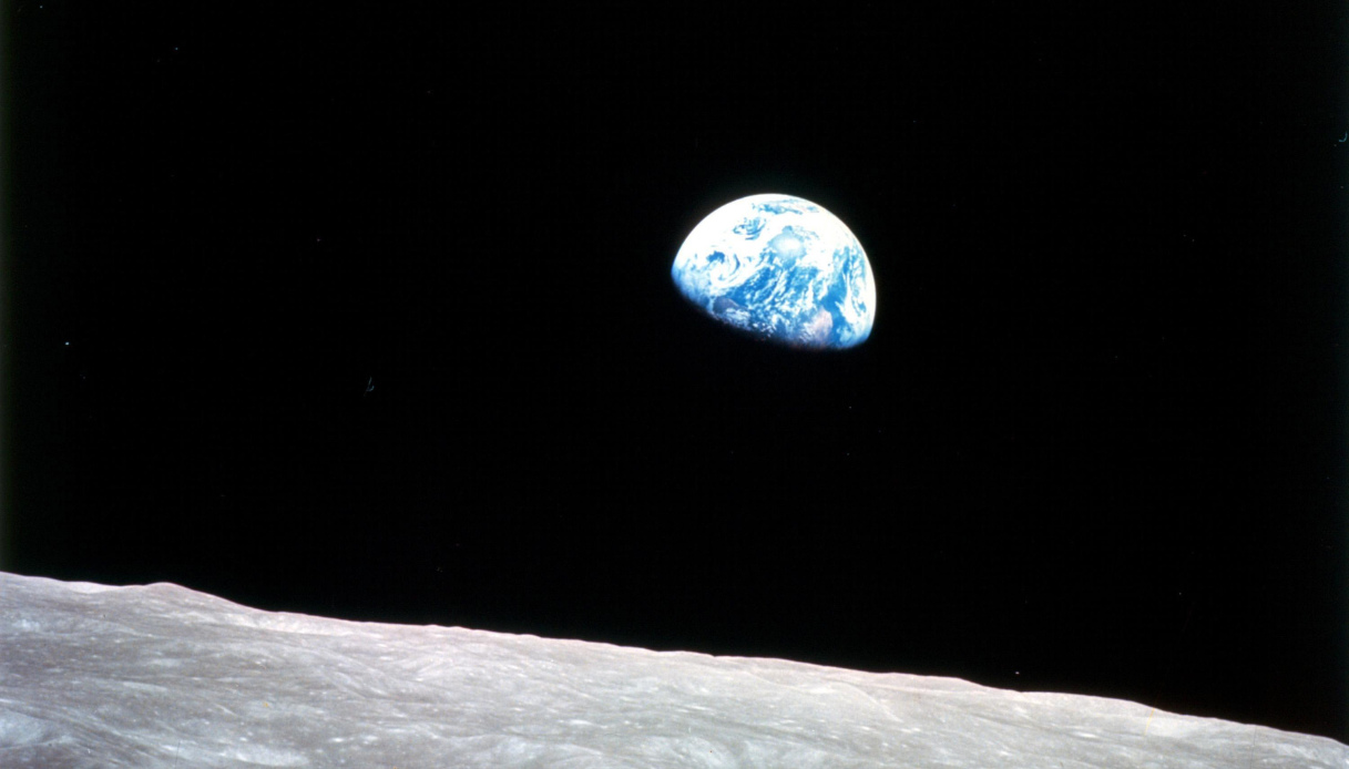 La foto della terra che sorge scattata dall'astronauta dell'Apollo 8 William Anders