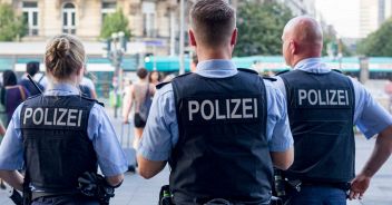 tifosi italiani fermati bombe carta coltelli germania italia albania