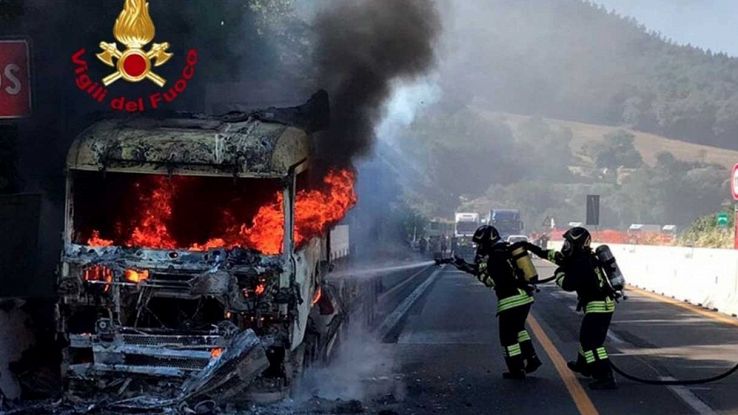 Camion in fiamme sull'A1, incendio in autostrada tra Firenze e ...