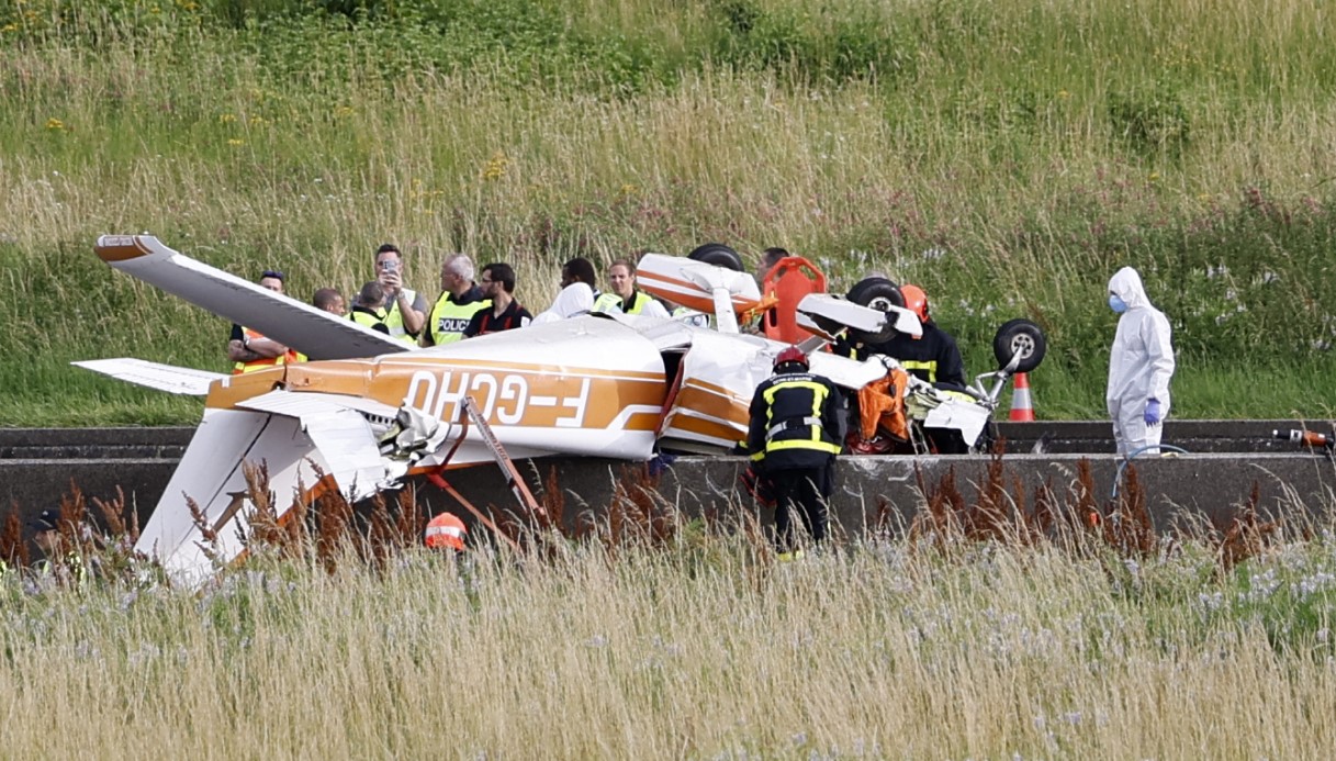 Aereo turistico si schianta in Francia sull'autostrada di Collégien vicino a Parigi: morti tutti i passeggeri